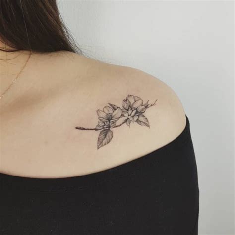 tatuajes para mujeres en el pecho y su significado|Tatuajes en el pecho para mujeres: significado y diseños。